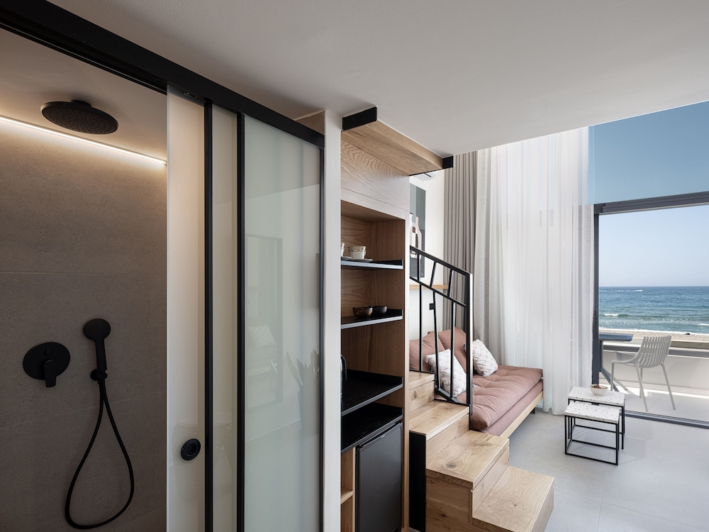 Calla Luxury Seafront Suites 15/50