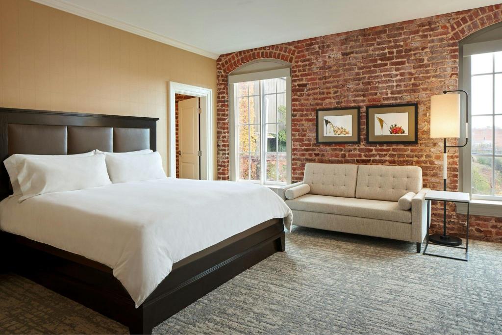 Guest Room, Premium, King Bed, Building
