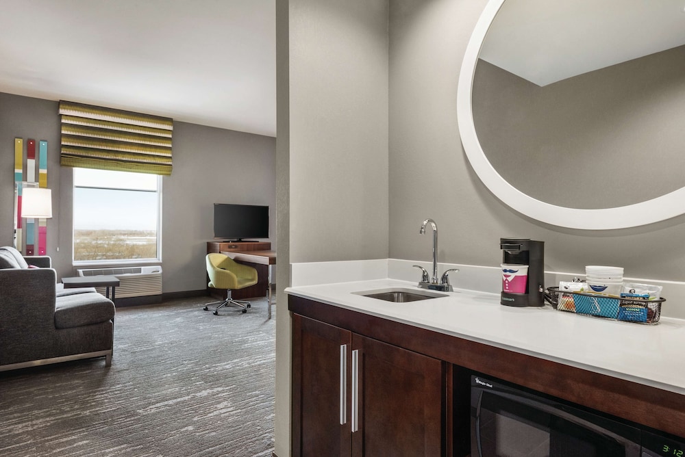 Hampton Inn Brooklyn Park, MN 7/36