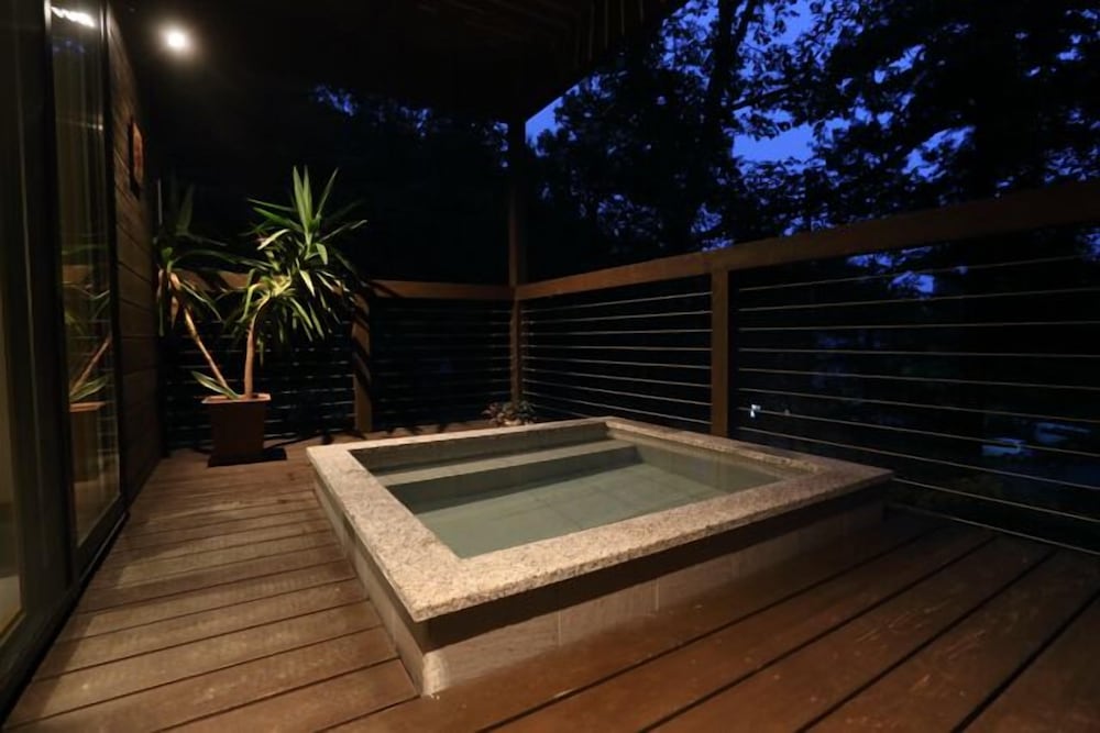 Bears Den Mountain Lodge 24/50