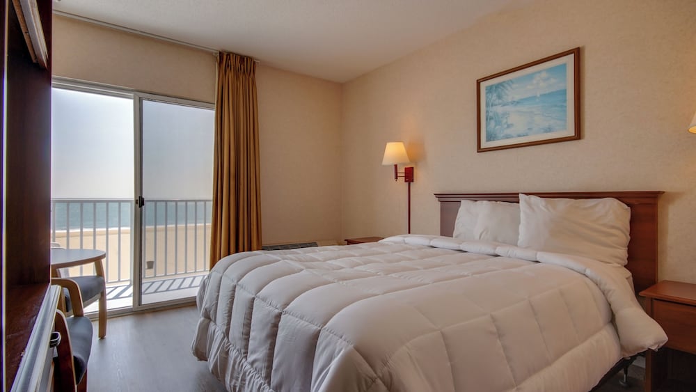 ROOM, QUEEN BED, OCEAN FRONT