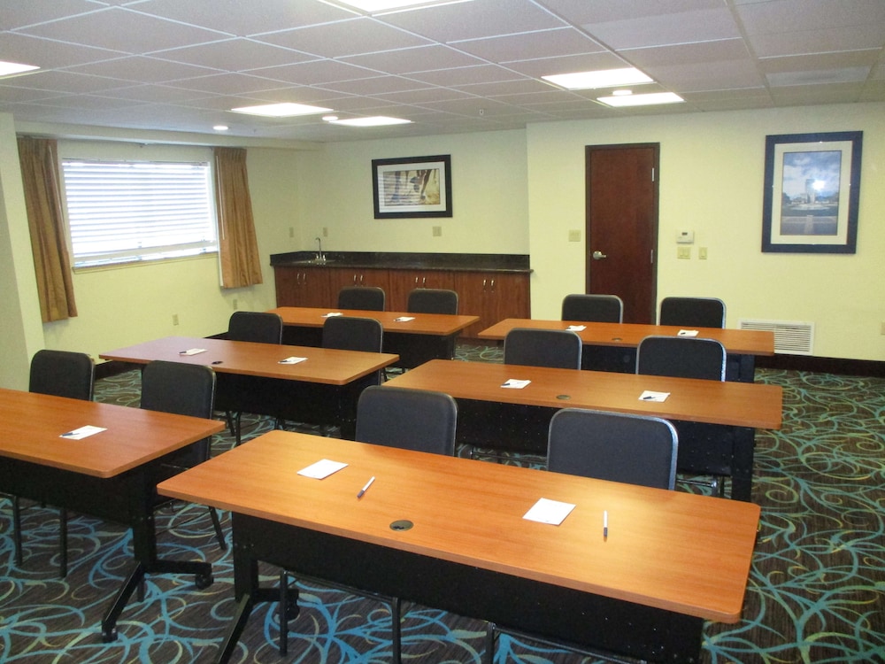 Days Inn & Suites by Wyndham Sam Houston Tollway 40/50