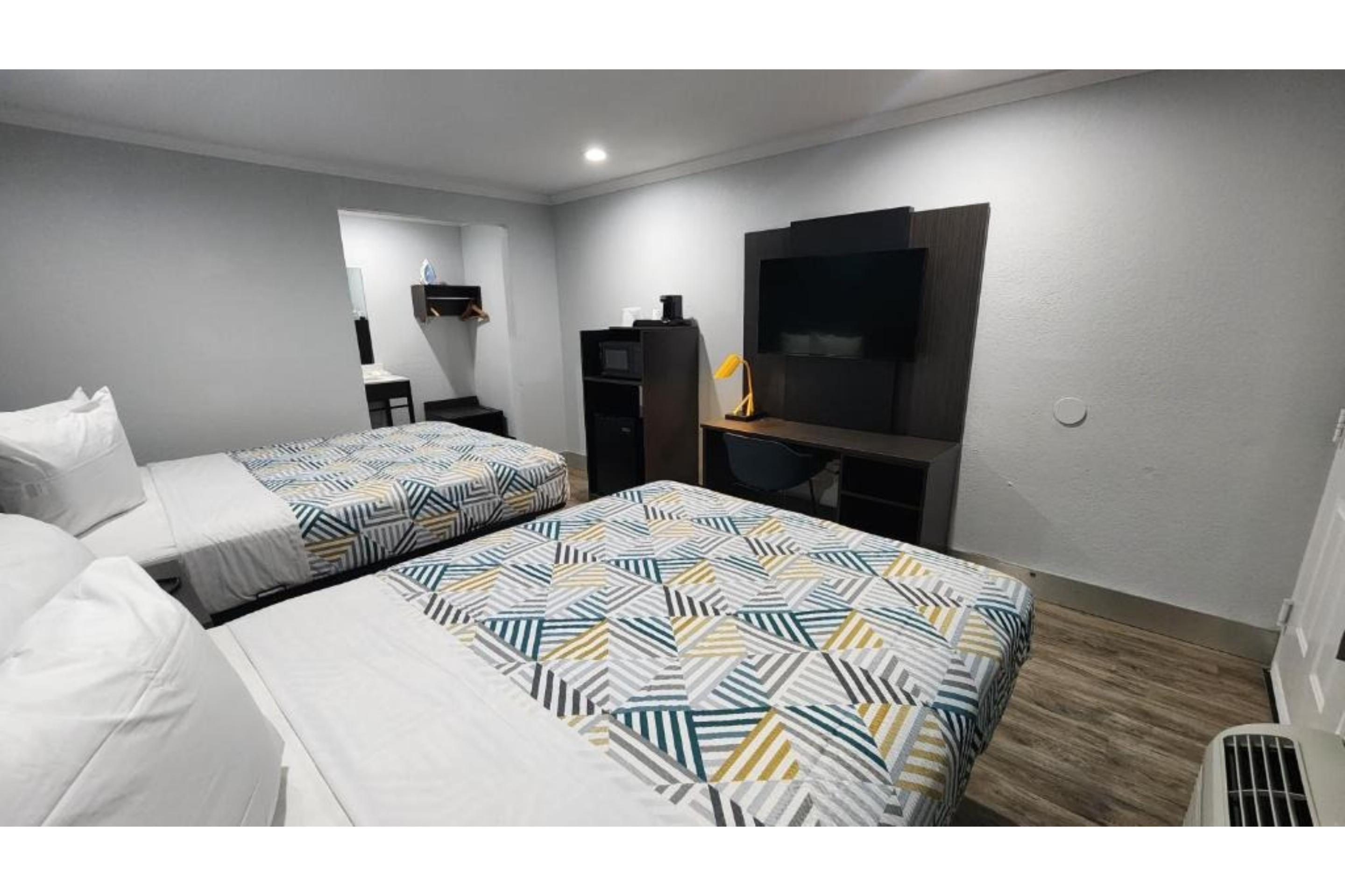 2 Queen Beds Mobil Access RI Shr Nsmk Ktchn