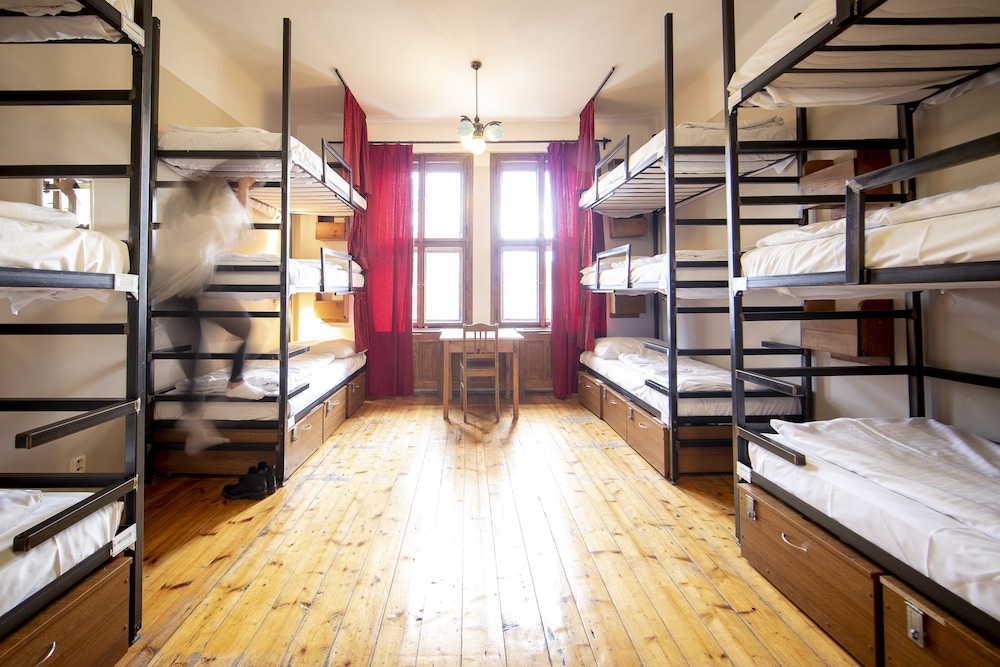 Sir Toby Apos S Hostel 55/70