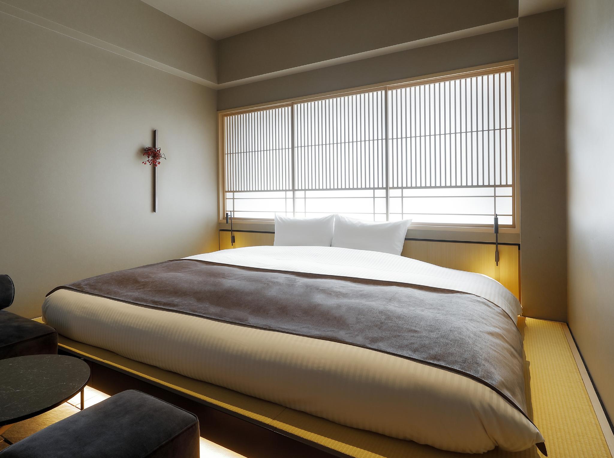 Moderate, King Bed, Bathtub