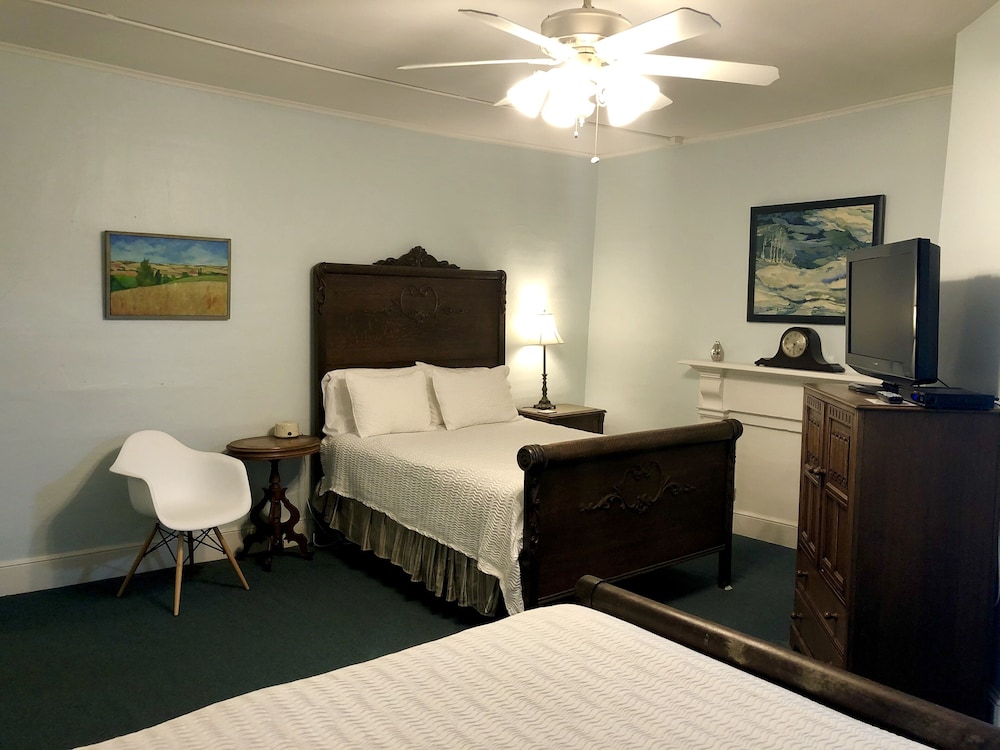 Rogues Harbor Inn 24/50