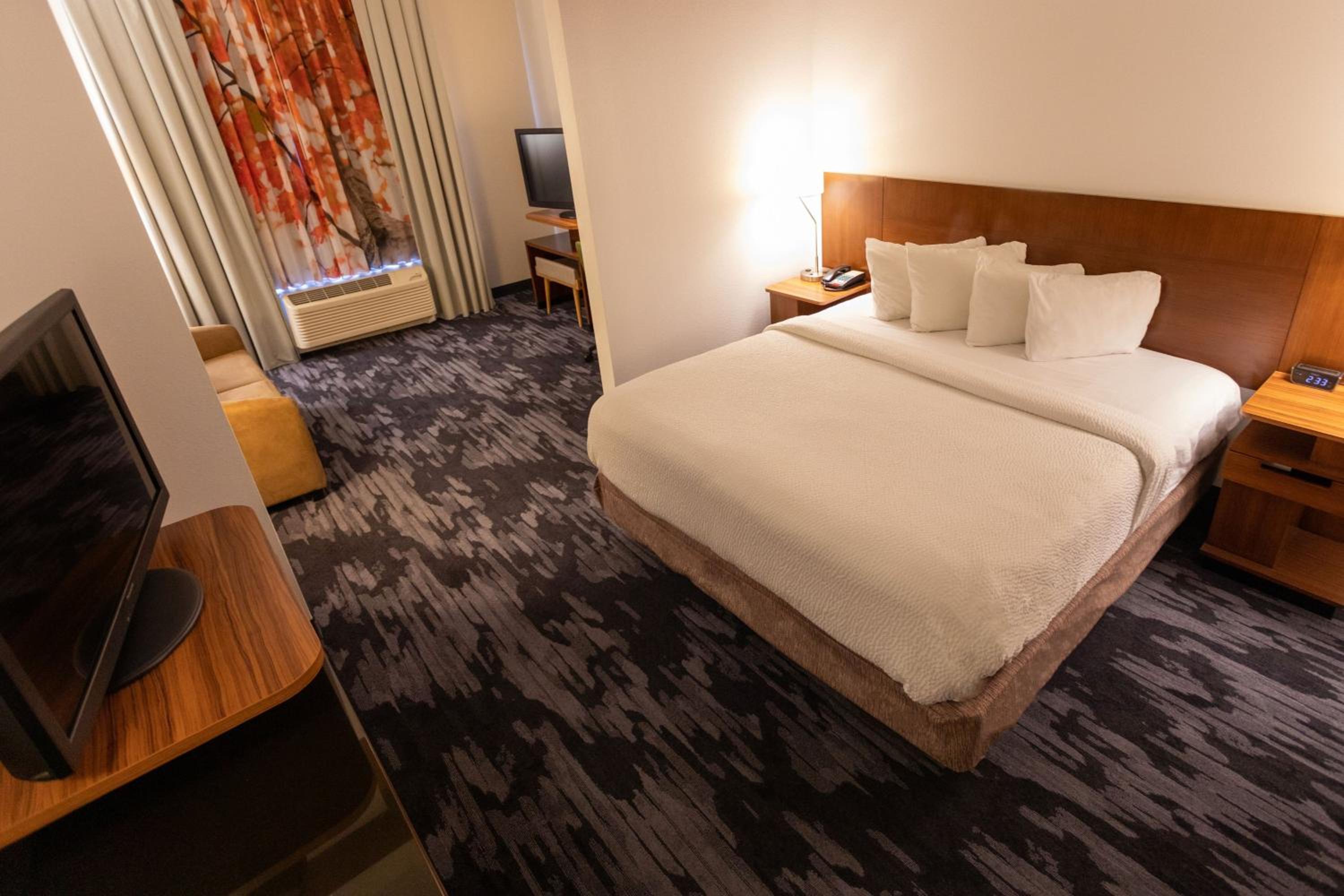 غرفة بسرير كينج مع أريكة