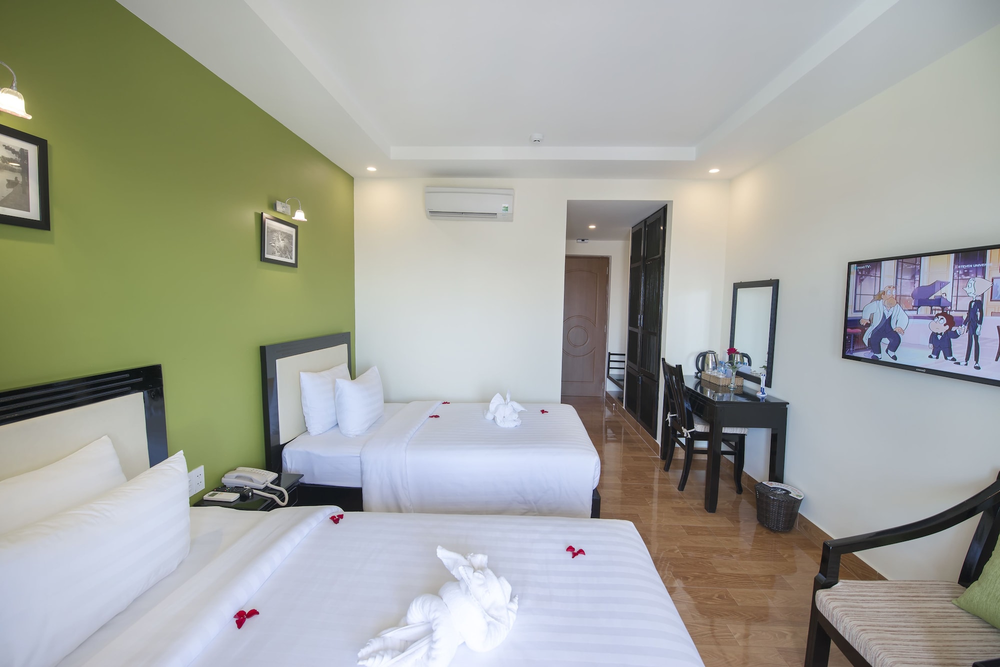 Superior, Twin Beds, City View