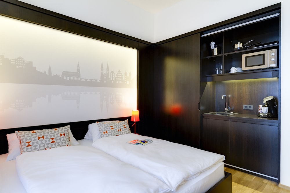 SEVENDAYS HOTEL BOARDINGHOUSE 27/70