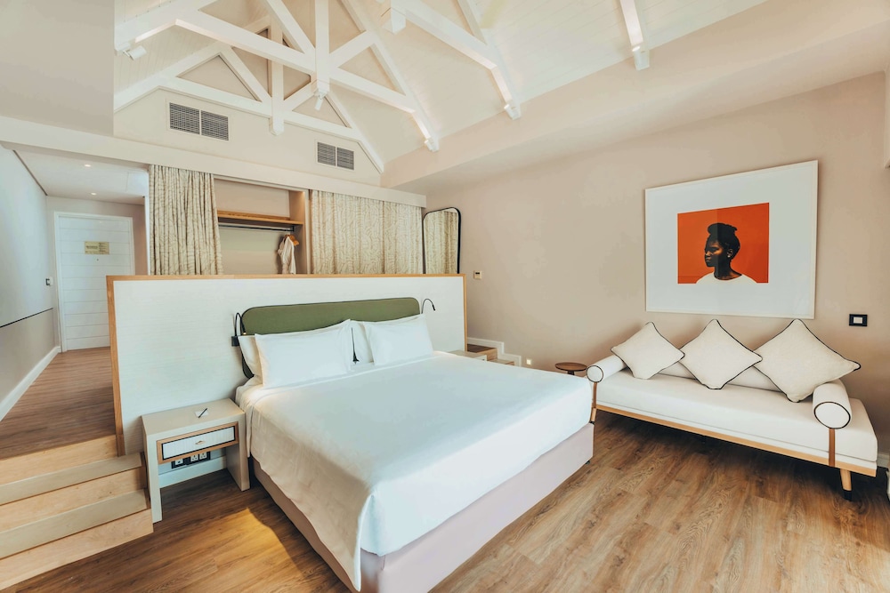 Pool, Junior Suite, King Bed, Beach Front
