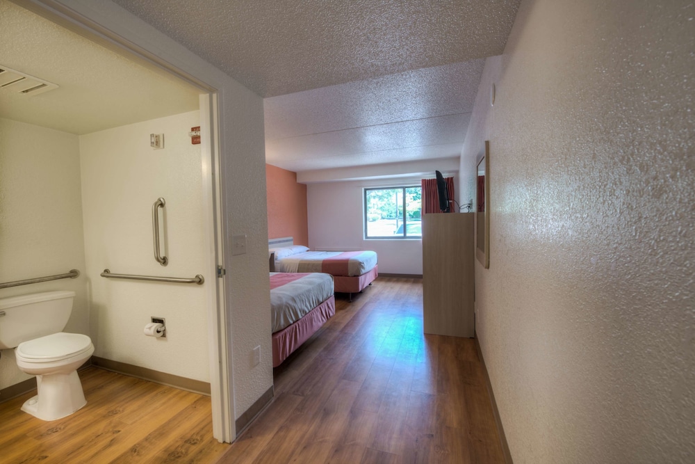 Motel6 Branford, CT - New Haven 28/58
