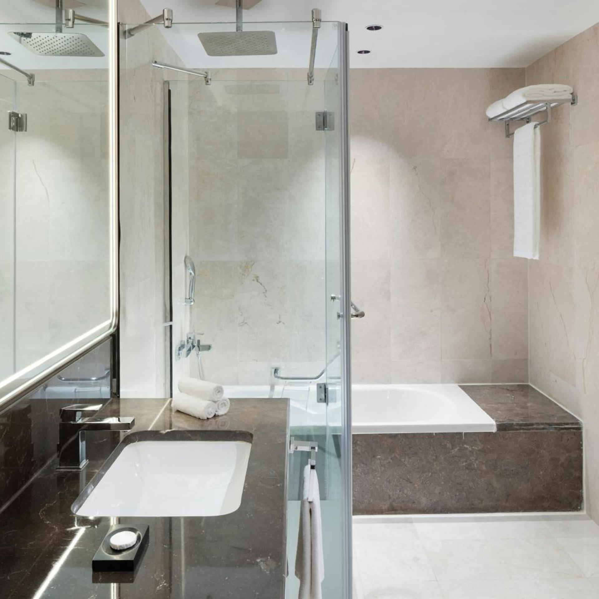 Senator, Suite, King Bed, City View, Lounge Access