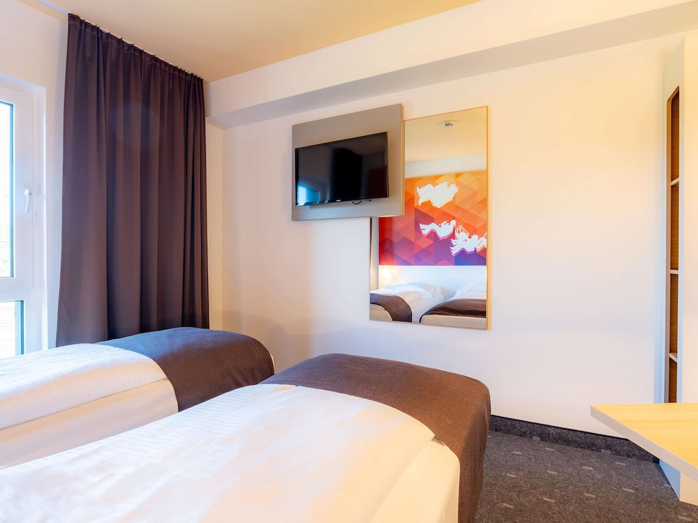 ROOM, TWIN BEDS