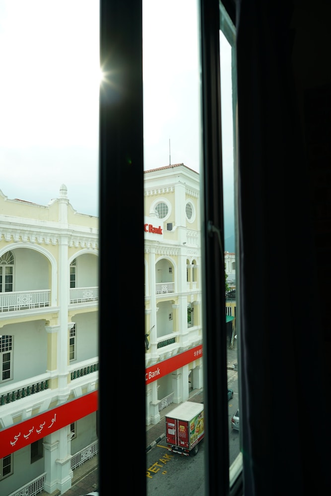 Brick Box Hotel 4/45