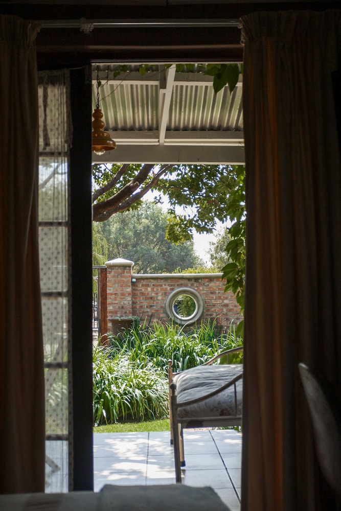 Town And Country Guest House 24/50