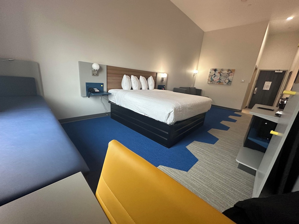 STUDIO, SUITE, KING BED, KITCHENETTE