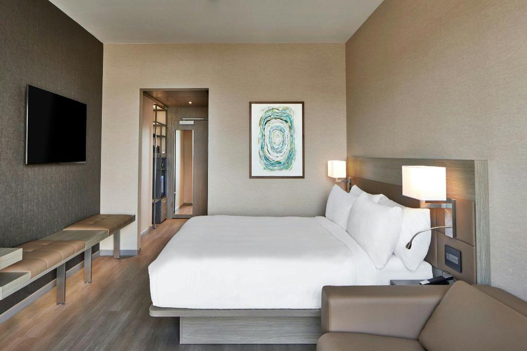 Guest Room, King Bed, Valley View