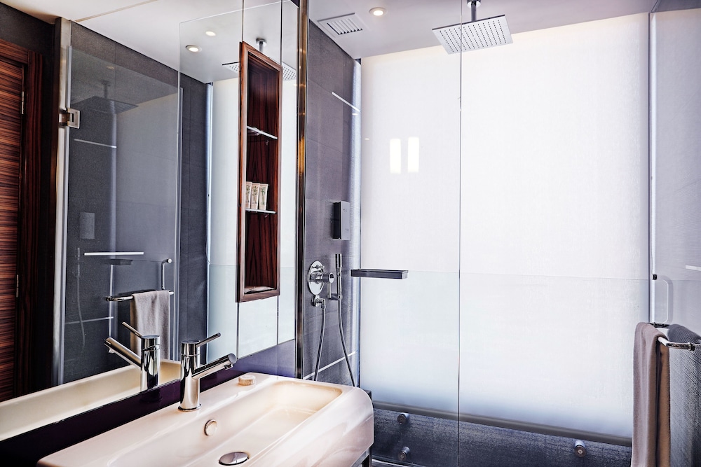 Warwick Stone 55 Hotel Beirut 40/41