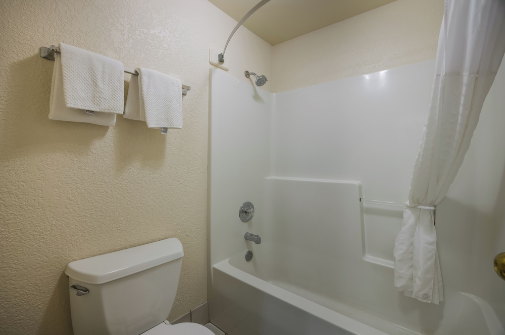 جناح بسرير كوين مع أريكة، Suburban Studios Canon City, CO 5/6