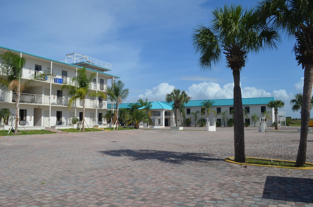 Days Inn & Suites by Wyndham Lake Okeechobee 37/50