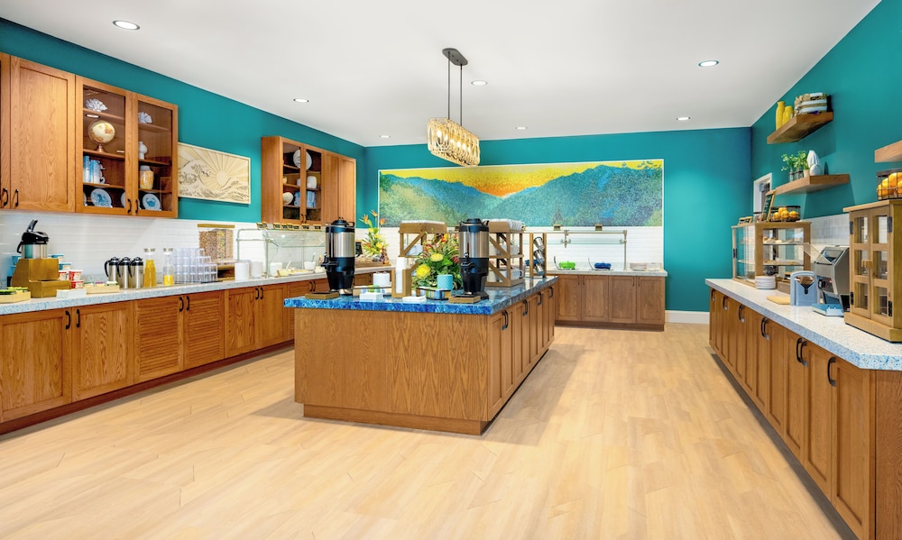 Compass by Margaritaville Hotel Pigeon Forge 5/36