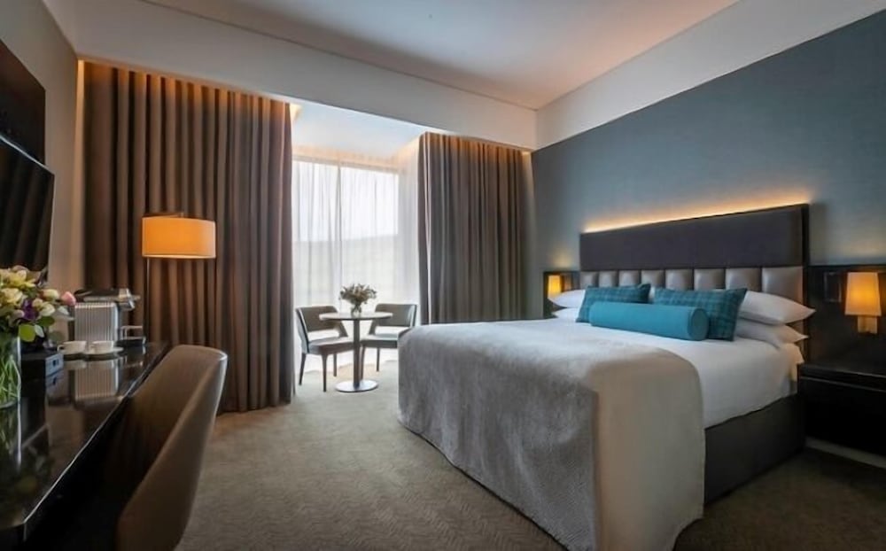 DELUXE, DOUBLE OR TWIN BED