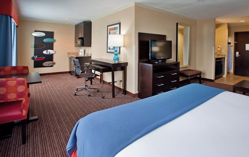 Holiday Inn Express Suites North Kansas City Ex Quality Inn Suites 19/52