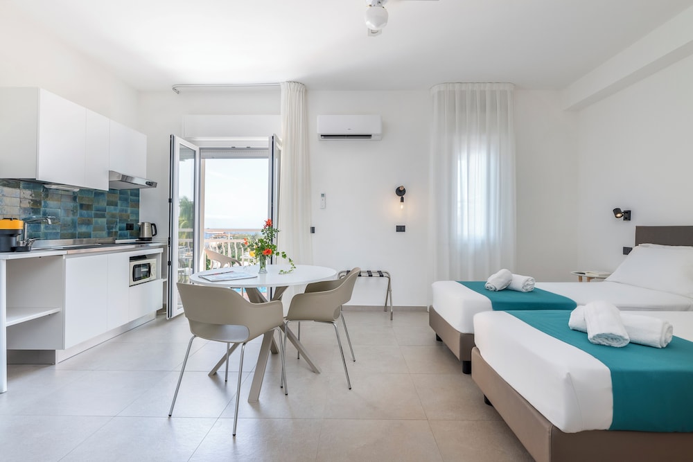 Comfort, Studio, Queen Bed, Pool View, Balcony