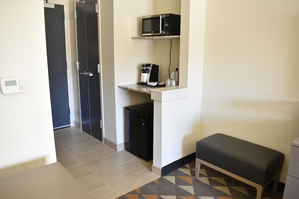 Holiday Inn Kansas City - Northeast 24/55