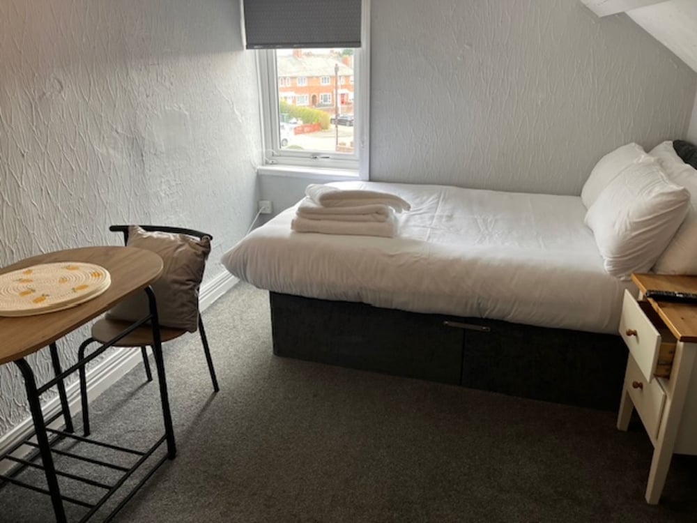Woodville Lodge Leeds Free Parking Direct Bus to City Centre 27/45