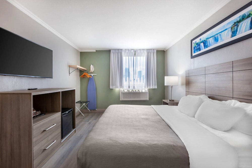 Exterior, Suite, King Bed, No Elevator, Sofa