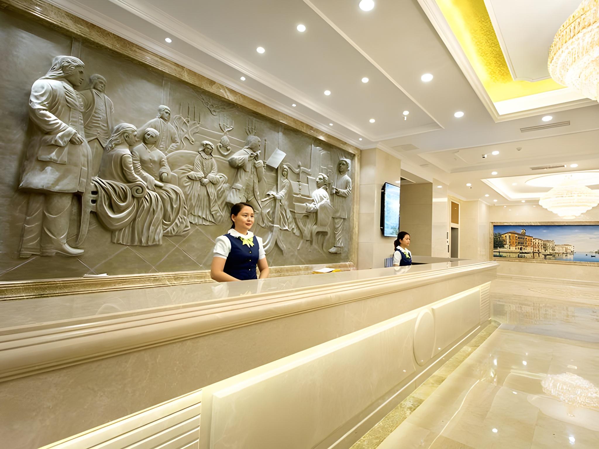 Vienna Hotel (Chengdu Chunxi Road Tianfu Square Metro Station) 11/33