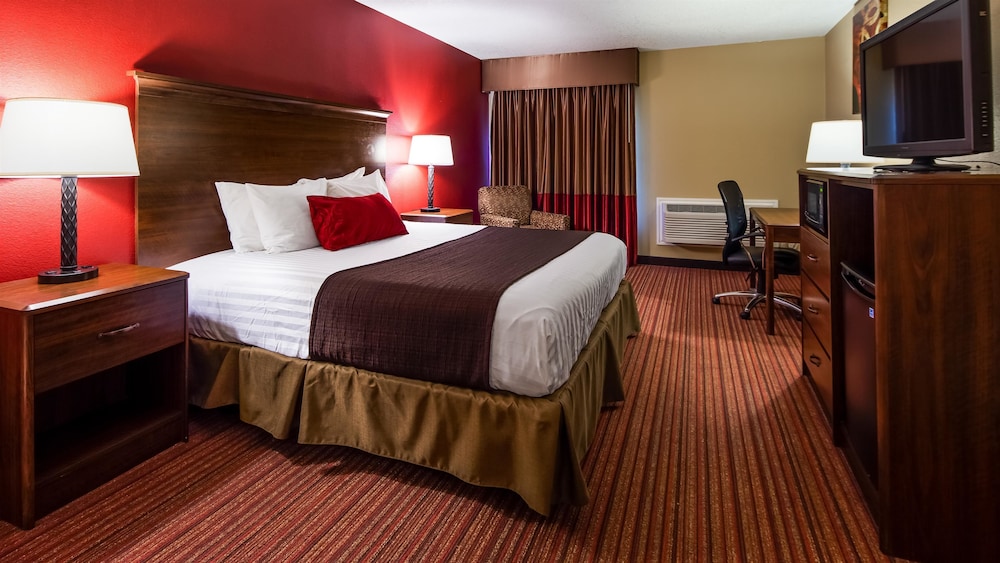 غرفة قياسية بسرير كينج، SureStay Plus by Best Western San Antonio Fiesta Inn 2/7