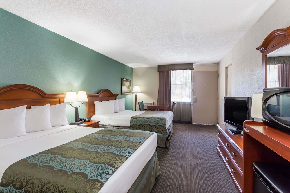 Baymont By Wyndham Sarasota 20/40