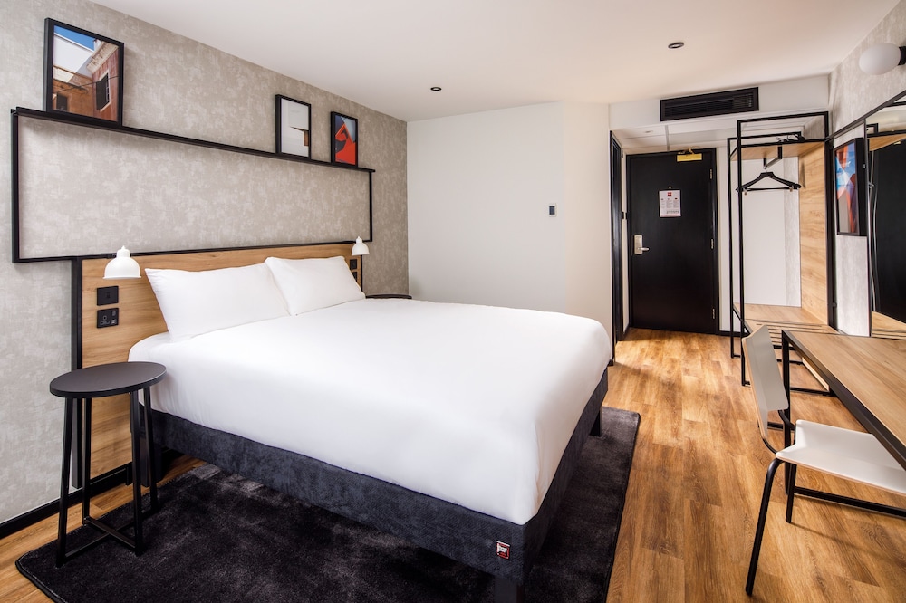 ibis Wakefield East Castleford 7/45