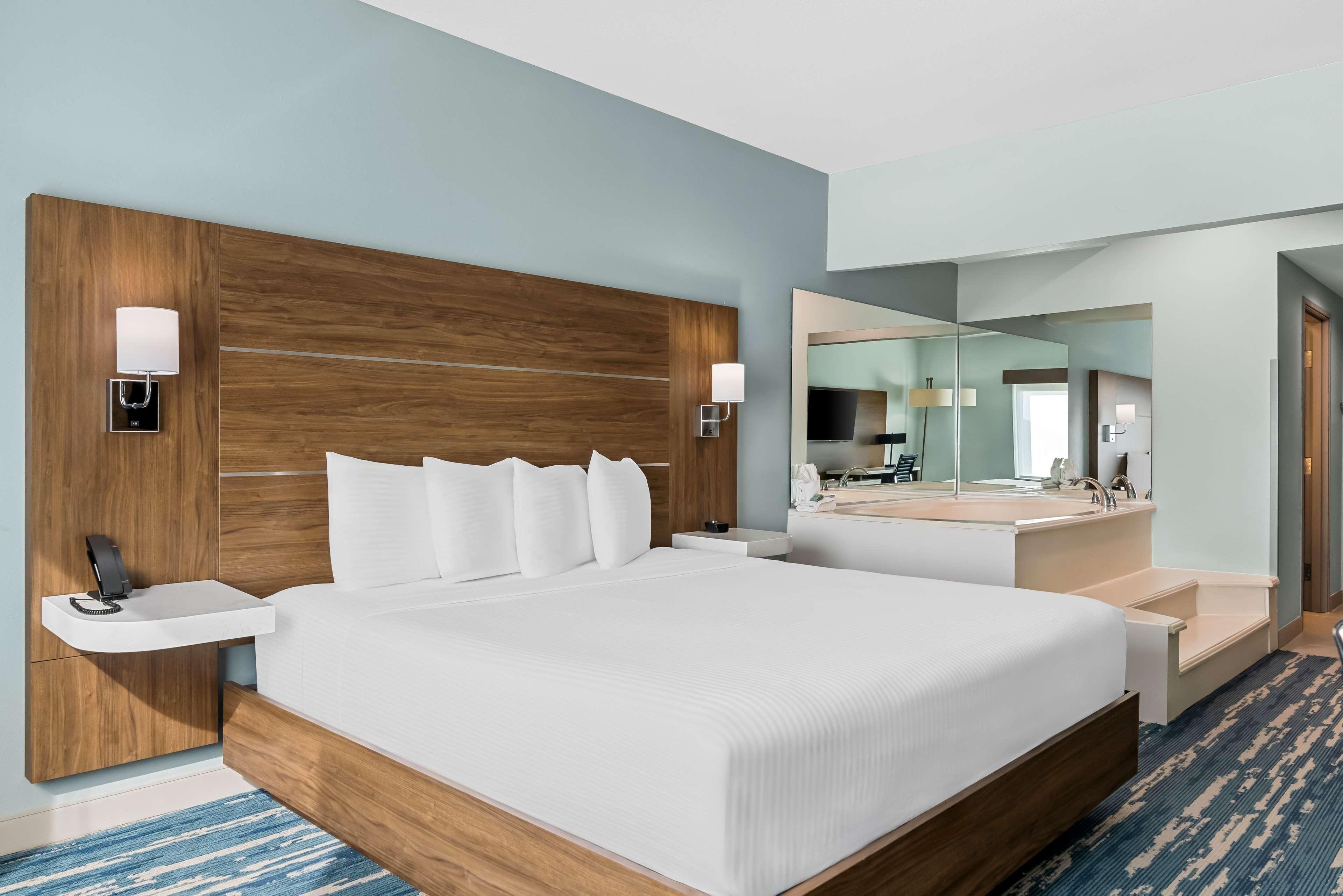 Room, Hot Tub