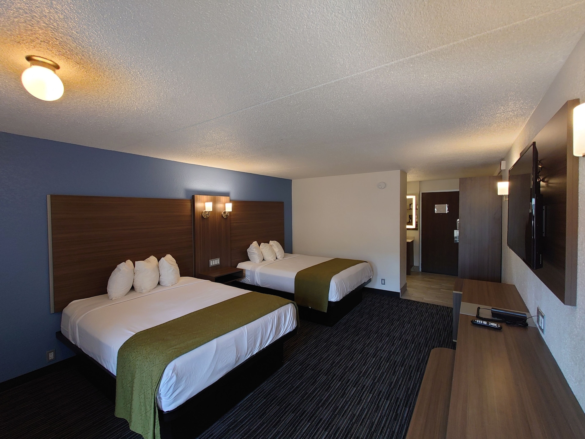 RENOVATED, 2 QUEEN BEDS, BALCONY