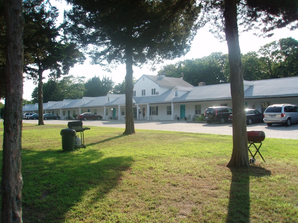 Hyland Motor Inn 55/63