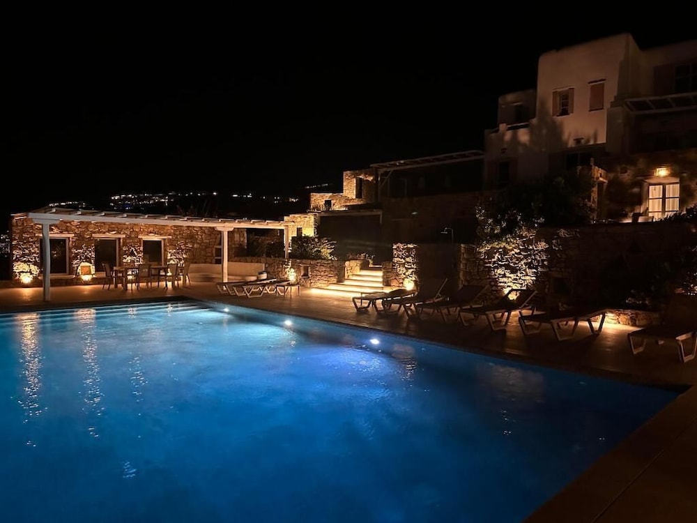 WHITE ROCK SUITES & VILLAS 48/50