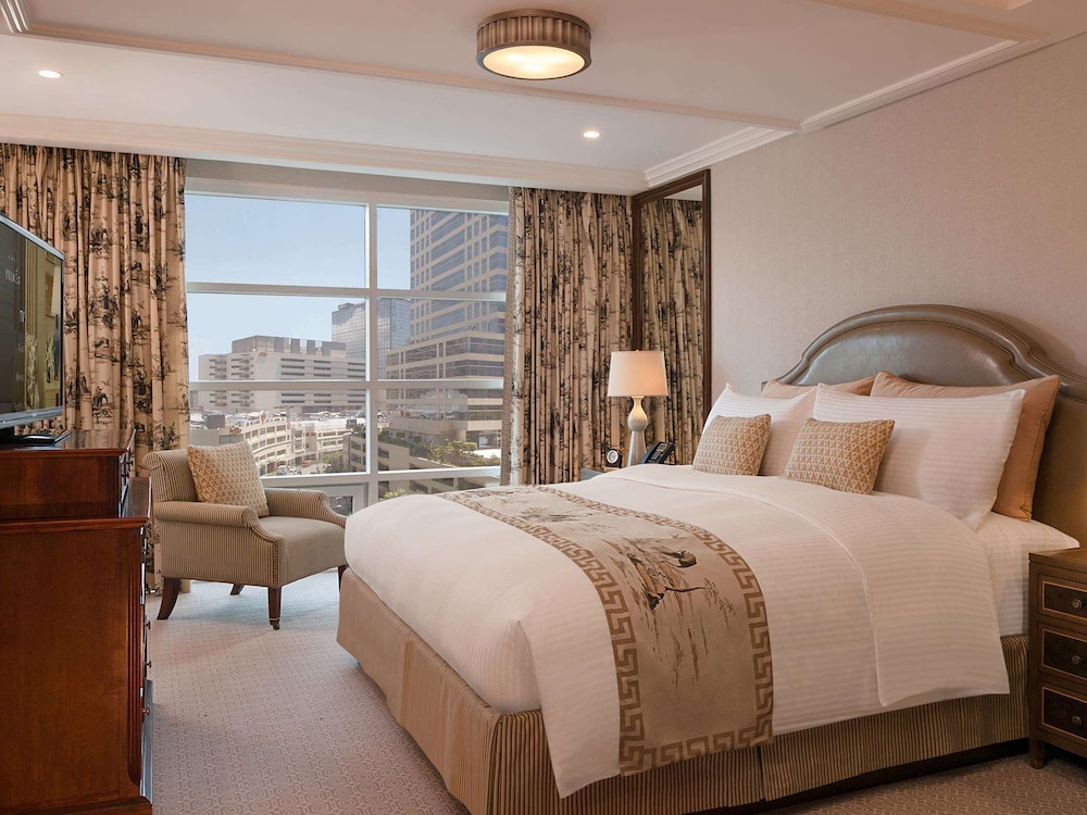 EXECUTIVE, SUITE