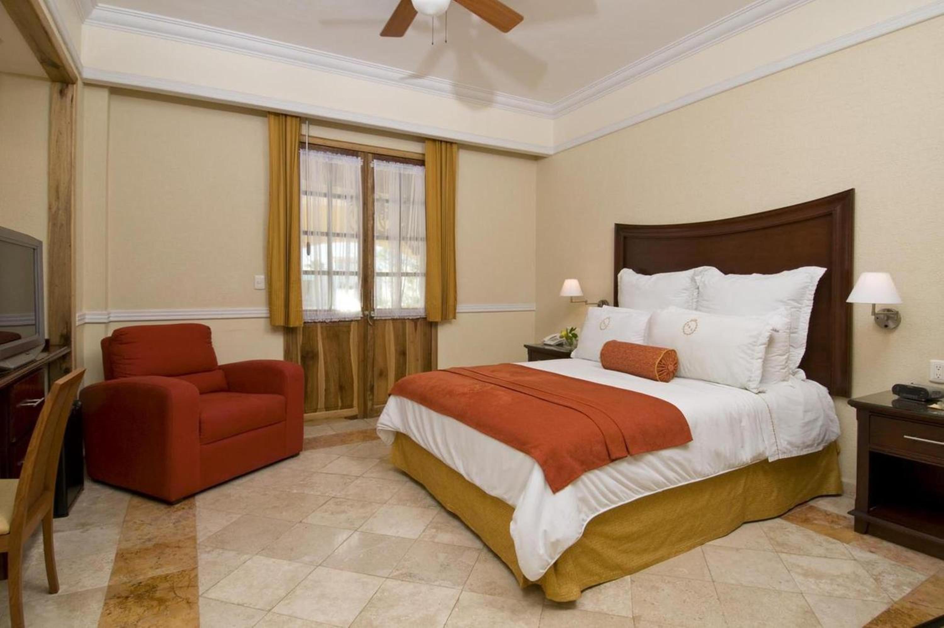 ROOM, QUEEN BED