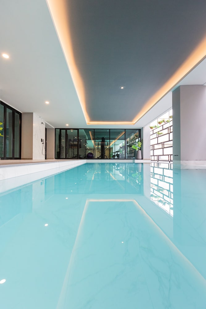 56 Hotel 32/50