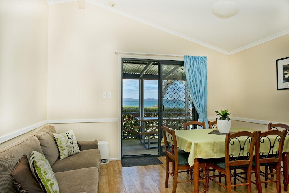 Acclaim Rose Gardens Beachside Holiday Park 26/50
