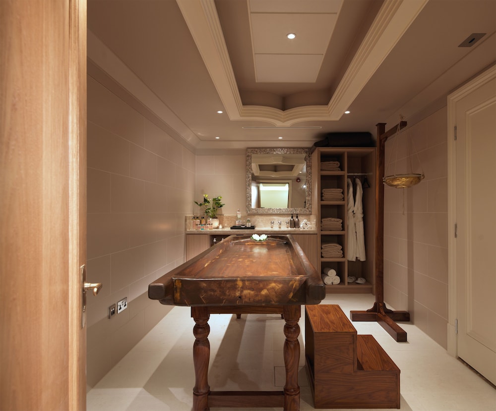 THE LALIT LONDON 46/72
