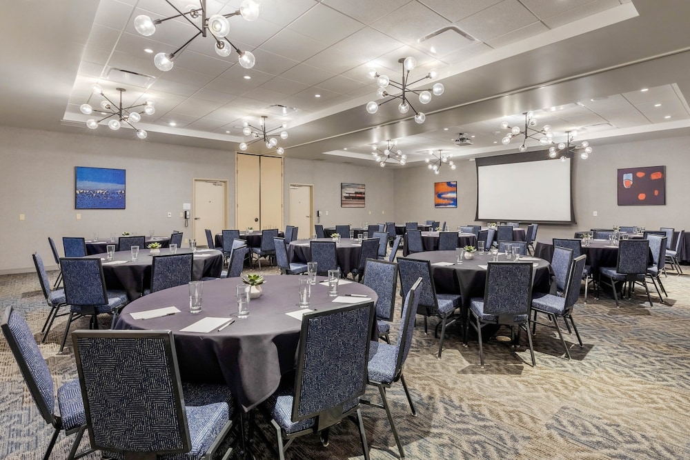 Cambria Hotel Milwaukee Downtown 49/56