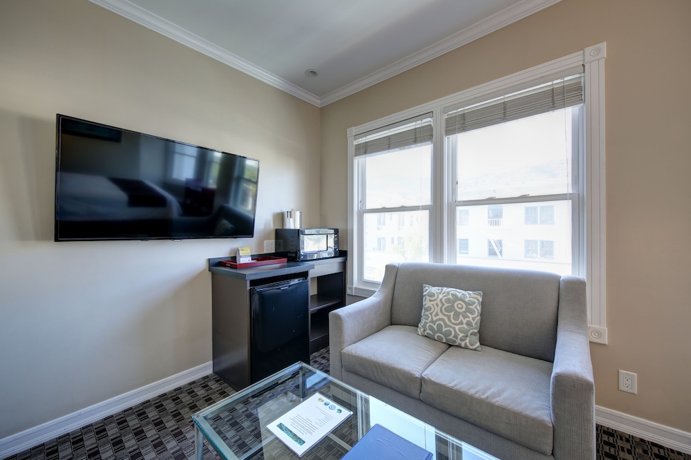 Glenmore Plaza Hotel 35/59