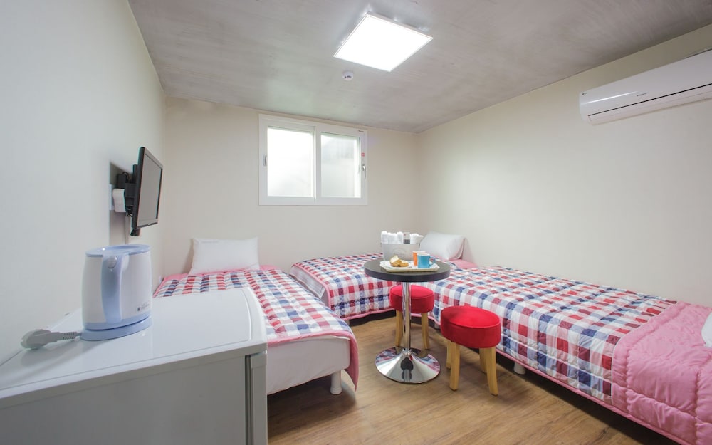 KW Hongdae Line Hostel 27/40