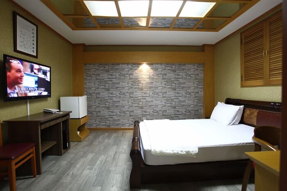 Galleria Hotel 6/56