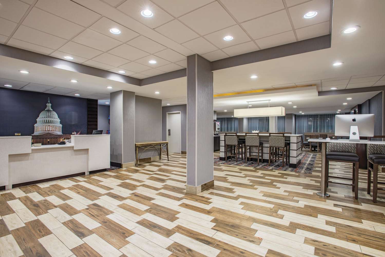 La Quinta Inn & Suites by Wyndham DC Metro Capital Beltway 12/55