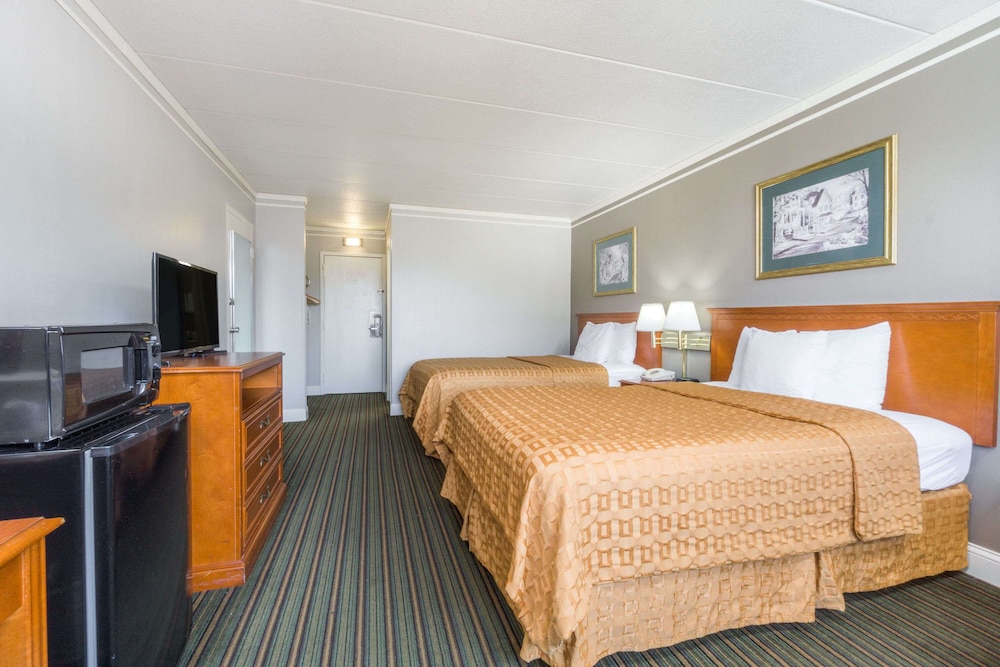 Days Inn by Wyndham Columbus East Airport 6/22